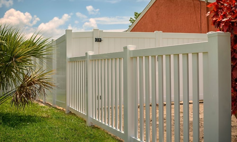 Wooden vs. Vinyl Fences: Which Material Is Right for You?